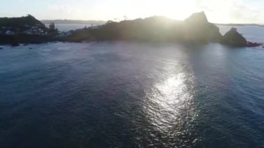 Derin mavi sakin okyanus su deniz manzarası ortasında büyük orman dağ tropikal adada Güzel 4k havadan drone görünümü