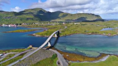 Kırsal köy taş orman dağ vahşi doğa hava 4k drone manzara küçük sakin mavi nehir üzerinde Modern köprü