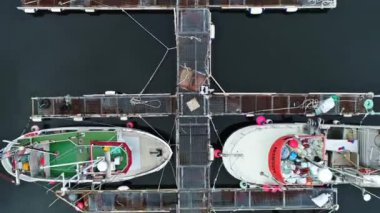 Mavi okyanus su iskelesi liman koymodern yatlar motor tekneler üzerinde uçan üst hava drone 4k görünümü