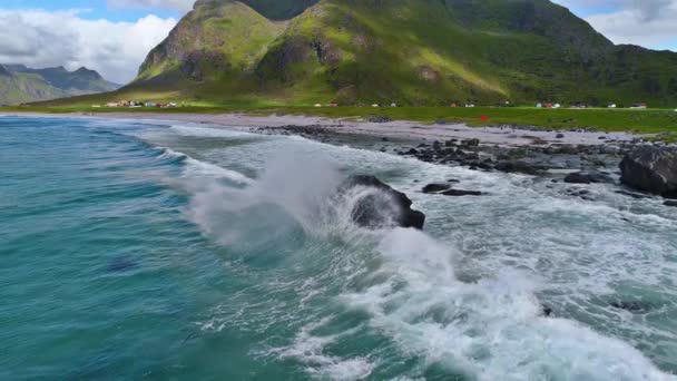 Oszałamiający Aerial Drone Powolny Ruch Strzał Niebieski Ocean Fale Wodne — Wideo stockowe