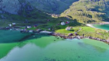 4k hava manzara panorama sakin mavi ayna yüzey göl üzerinde yeşil dağ tepe üzerinde küçük kırsal köy üzerinde uçan