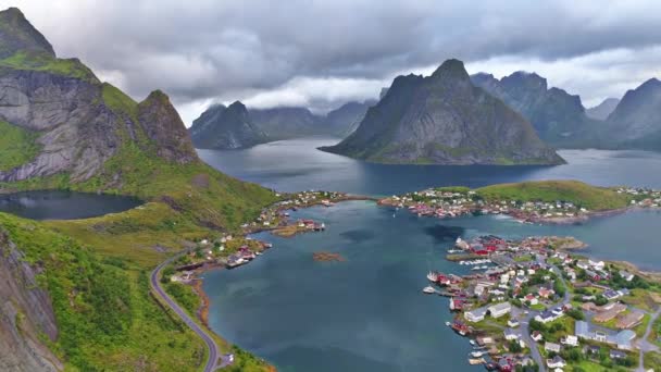 Impresionante Cordillera Verde Del Bosque Calma Espejo Superficie Lago Agua — Vídeos de Stock