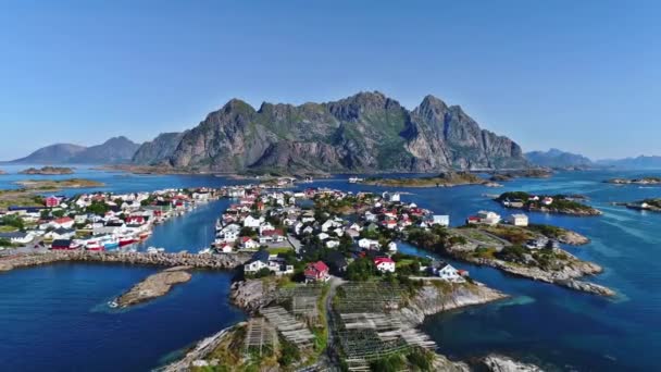 Vista Panorâmica Paisagem Drone Aéreo Maravilhoso Pequena Aldeia Junto Lago — Vídeo de Stock