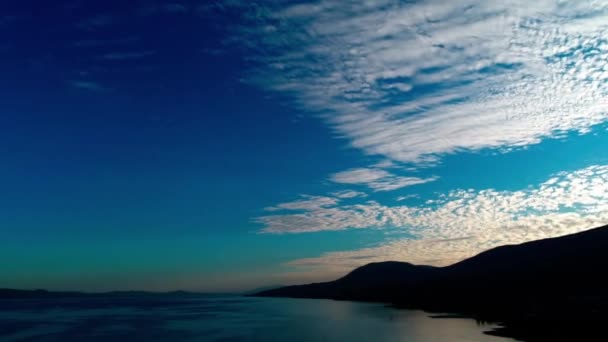 Magnifik Top Drone Flygfoto Lugn Blå Smaragdvatten Vild Natur Skog — Stockvideo