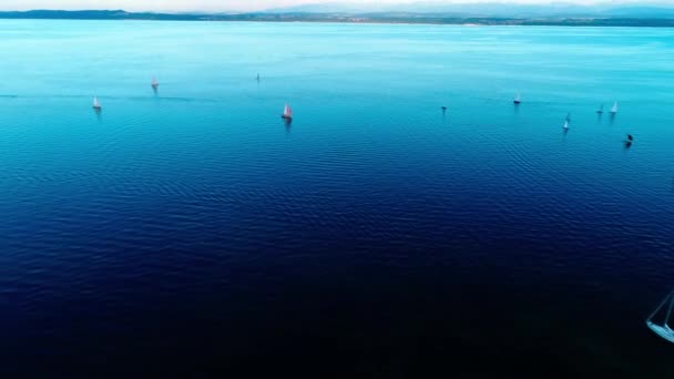 令人难以置信的无人机全景鸟瞰小型豪华游艇航行在平静的深蓝色海洋冬季海景 — 图库视频影像