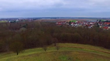 Bulutlu günde parkta büyük ayna yüzey göl ile sakin küçük şehir şehir manzarası üzerinde Güzel hava 4k drone uçuş