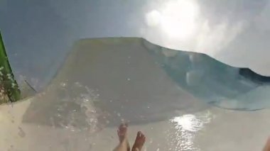 Eylem birinci şahıs pov 4k büyük yüzme havuzu aquapark su hidroslide tüp içinde kayan erkek vurdu