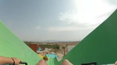 Büyüleyici 4k birinci şahıs pov büyük yüzme havuzu aquapark aşırı su hidroslide tüp aşağı kayan erkek atış