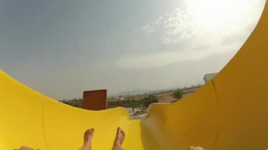 İnanılmaz 4k birinci şahıs pov büyük yüzme havuzu aquapark aşırı su hidroslide tüp aşağı kayan erkek pov atış