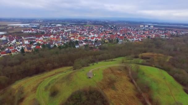 Magnifik Antenn Drone Flygning Över Lugn Liten Stad Stadsbild Med — Stockvideo