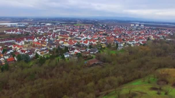 Vôo Aéreo Impressionante Drone Sobre Cidade Pequena Calma Cityscape Com — Vídeo de Stock
