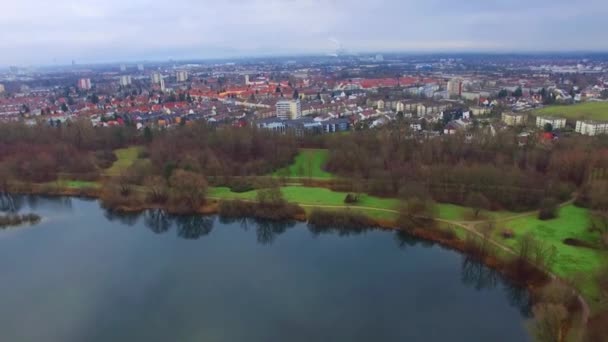Wunderschöne Antenne Drohnenflug Über Ruhige Kleine Stadtlandschaft Mit Großer Spiegeloberfläche — Stockvideo