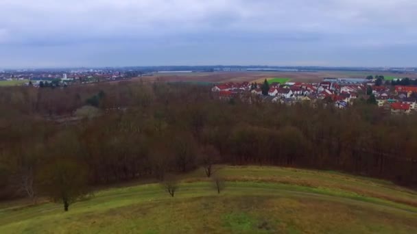 Schöne Antenne Drohnenflug Über Ruhige Kleine Stadtlandschaft Mit Großer Spiegeloberfläche — Stockvideo