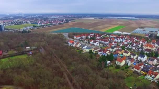 Increíble Vuelo Aéreo Drones Sobre Tranquilo Paisaje Urbano Pequeña Ciudad — Vídeos de Stock