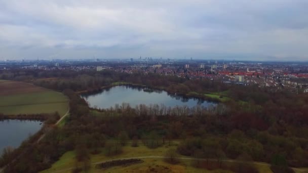 Malerischer Drohnenflug Über Ruhiger Kleinstadtlandschaft Mit Großer Spiegeloberfläche Park Bewölkten — Stockvideo