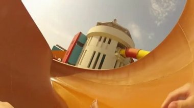 Güzel 4k birinci şahıs pov büyük yüzme havuzu aquapark aşırı su hidroslide tüp aşağı kayan erkek pov atış