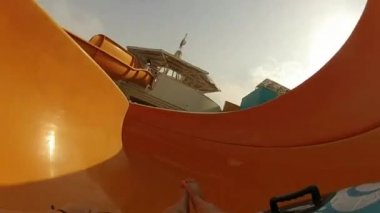 Büyük yüzme havuzu aquapark aşırı su hidroslide tüp aşağı kayan erkek Etkileyici 4k birinci şahıs pov atış