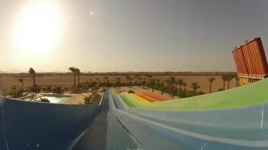 Güzel 4k birinci şahıs pov çekim erkek büyük yüzme havuzu aquapark aşırı hidro su slayt tüp aşağı kayar