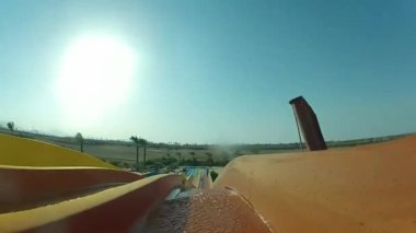Büyük yüzme havuzu aquapark aşırı hidro su kaydırak tüp aşağı kayan erkek Etkileyici 4k birinci şahıs pov atış