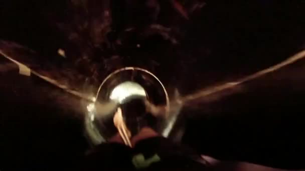 Åtgärd Första Person Pov Visa Manliga Glidande Ner Extrema Vattenrutschbana — Stockvideo