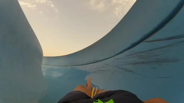 大きなスイミングプールアクアパークで極端なハイドロウォータースライドチューブを滑り落ちる男性の魅惑的な4K一人称ポブショット — ストック動画