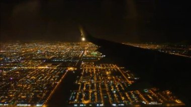 Parlak gece büyük şehir ışık aydınlatma karanlık siyah gökyüzünde yolcu hava uçağı kanadından Harika hava uçuş görünümü