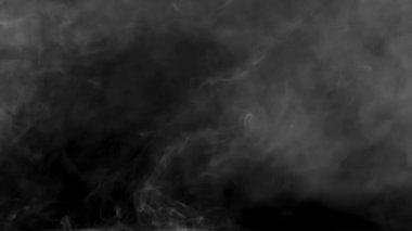 Koyu siyah arka plan üzerinde beyaz duman buhar bulut bulutsi üzerinde inanılmaz yakın yavaş hareket görünümü