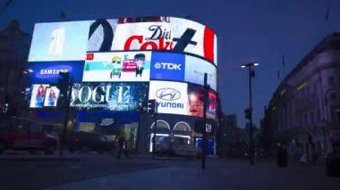 Londra Piccadilly Circus şehir binasında yanıp sönen reklam büyük elektronik ekran inanılmaz zaman atlamalı görünümü