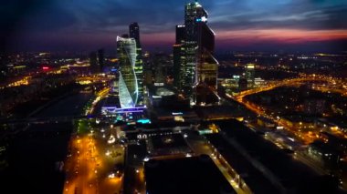 Meşgul metropol şehir şehir manzarası parlak akşam gece Moskova şehir aydınlatma çarpıcı hava drone görünümü