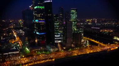 Meşgul metropol şehir şehir manzarası parlak akşam gece Moskova şehir aydınlatma inanılmaz hava drone görünümü