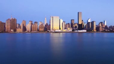 New York silüetinin modern kulelerinde akşam ışık aydınlatması gece hızlandırılmış panorama görünümü muhteşem sabit gün