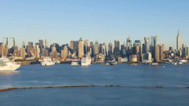 Modern mimari New York cityscape sakin okyanusta yelken yolcu gemisi muhteşem sabit zaman atlamalı panorama görünümü