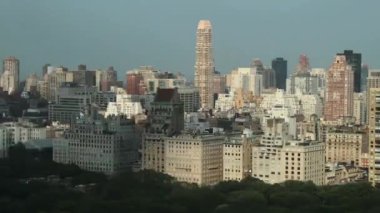 Mavi gökyüzünde hareket eden bulutlar, New York Manhattan şehir manzarasındaki modern mimari kuleleri gökdelenlerine gölge düşürüyor