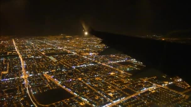 令人难以置信的空中飞行视图从客运飞机机翼在明亮的夜晚大城市灯光在黑暗的黑色天空 — 图库视频影像