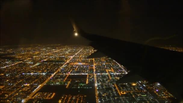 在明亮的夜晚 在漆黑的天空中 从客机机翼上欣赏令人印象深刻的空中飞行视图 照亮大城市的灯光 — 图库视频影像
