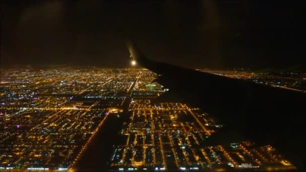 Parlak gece büyük şehir ışık aydınlatma karanlık siyah gökyüzünde yolcu hava uçağı kanadından Harika hava uçuş görünümü