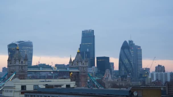ロンドンのダウンタウンタワーブリッジの素晴らしい安定したタイムラプスパノラマモダン建築曇った街並みの景色 — ストック動画