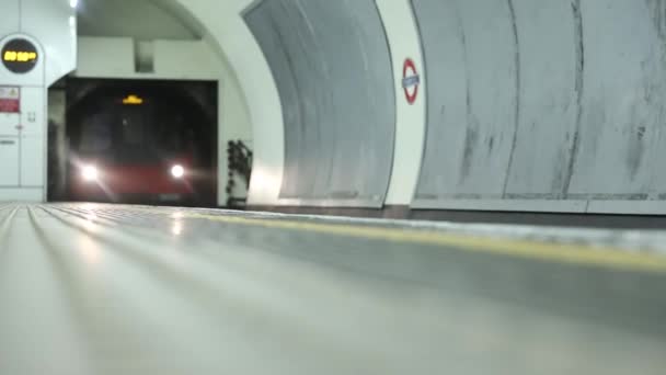 Train Souterrain Moderne Acier Arrivant Sur Une Des Stations Métro — Video