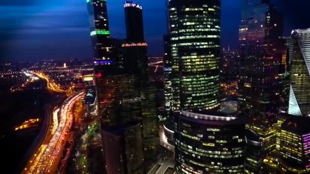 迷人的空中无人机视图在明亮的夜晚莫斯科城市照明在繁忙的大都市市中心城市景观 — 图库视频影像