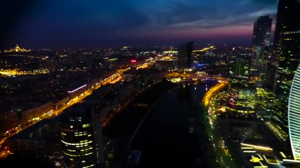 惊人的空中无人机视图在明亮的夜晚莫斯科城市照明在繁忙的大都市市中心城市景观 — 图库视频影像