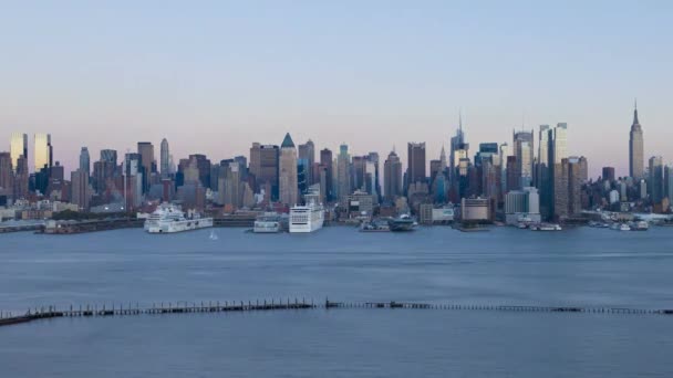 令人惊叹的稳定时移全景游船航行在现代建筑纽约夜光城市景观 — 图库视频影像