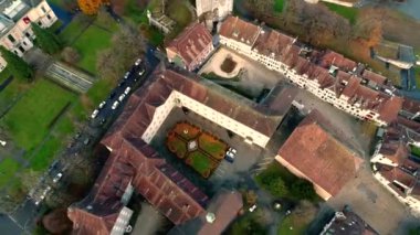 Nehir tarafından eski mimari bina kilise ile büyük ortaçağ antik kenti pitoresk 4k havadan drone manzara görünümü
