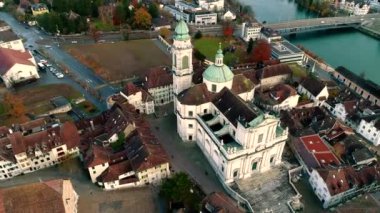 Nehir tarafından eski mimari bina kilise ile büyük ortaçağ antik kenti etkileyici 4k havadan drone manzara görünümü