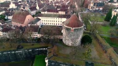 Nehir tarafından eski mimari bina kilise ile büyük ortaçağ antik kenti muhteşem 4k hava drone manzara görünümü