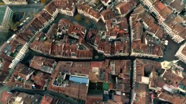 Nehir tarafından eski mimari bina kilise ile büyük ortaçağ antik kenti Glorious 4k havadan drone manzara görünümü