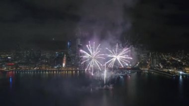 Parlak aydınlatma cityscape silüezemin karanlık gece gökyüzünde patlayan inanılmaz renkli havai fişek