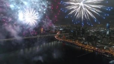 Parlak aydınlatma cityscape silüezemin karanlık gece gökyüzünde patlayan Inanılmaz renkli havai fişek