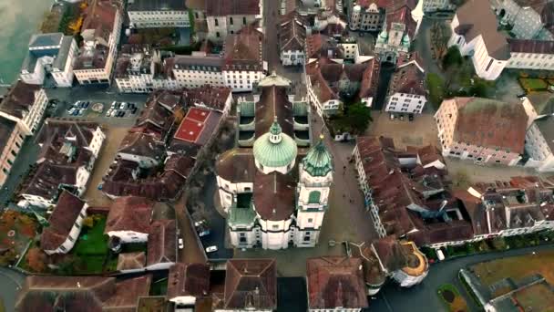 川沿いの古い建築物教会を持つ大きな中世の古代都市の魅力的な4K空中ドローン風景 — ストック動画