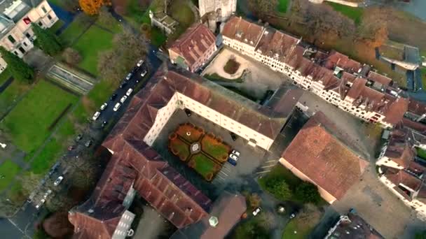 Festői 4k antenna drone táj kilátás a nagy középkori ókori város régi építészeti épület templom folyó