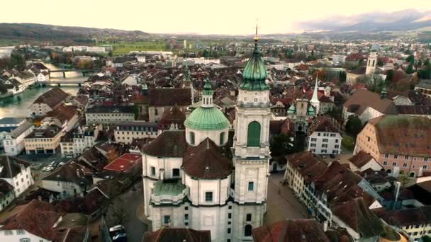 川沿いの古い建築建築教会を持つ大きな中世の古代都市の壮大な4K空中ドローン風景 — ストック動画